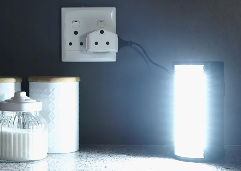 Magneto rechargeable LED emergency lantern