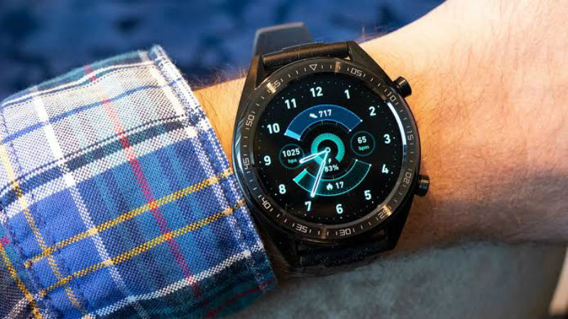 We Compare Garmin Vivomove HR vs. Huawei Watch GT On Check by