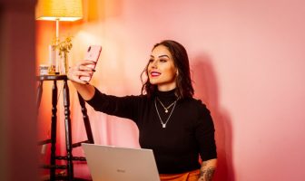 selfie smartphone